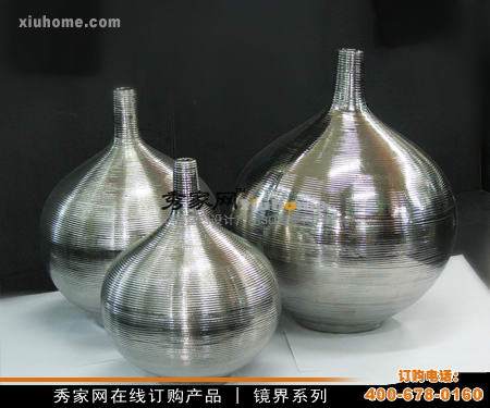 Polished metal circular decoration
